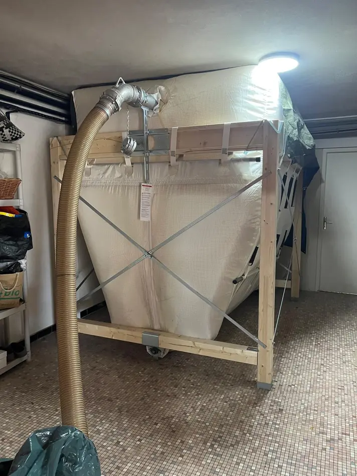 Le silo textile qui stocke les granulés et alimente la chaudière automatiquement.