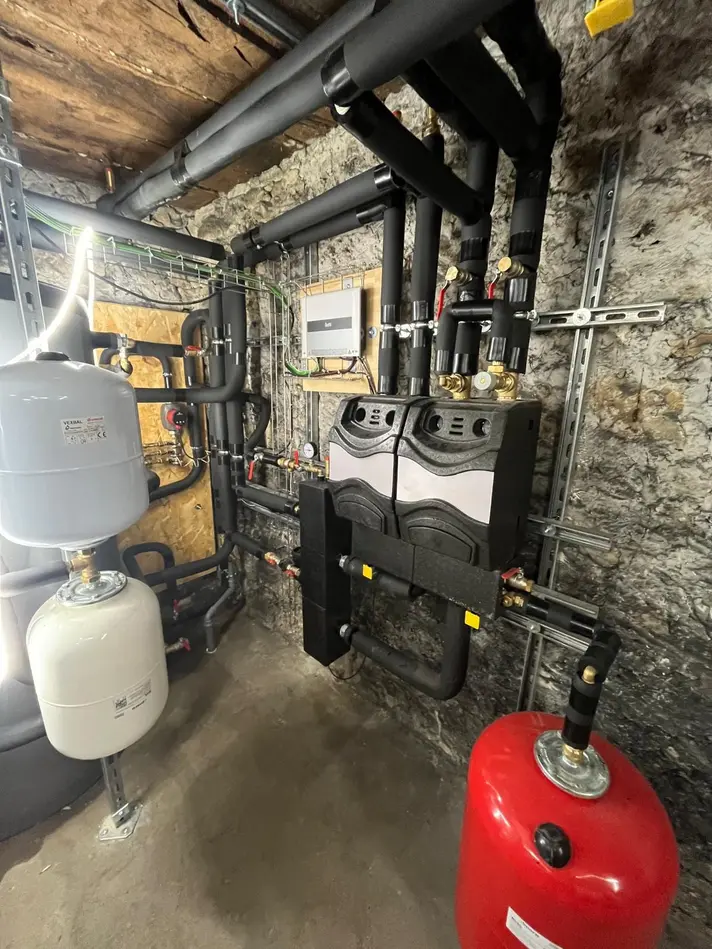 L’hydraulique de la chaufferie, avec les vases d’expansion et les circuits de chauffage.