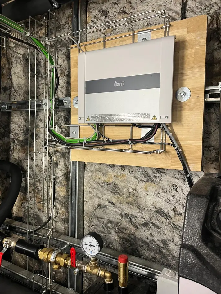 Le module de régulation qui pilote les deux chaudières en cascade.