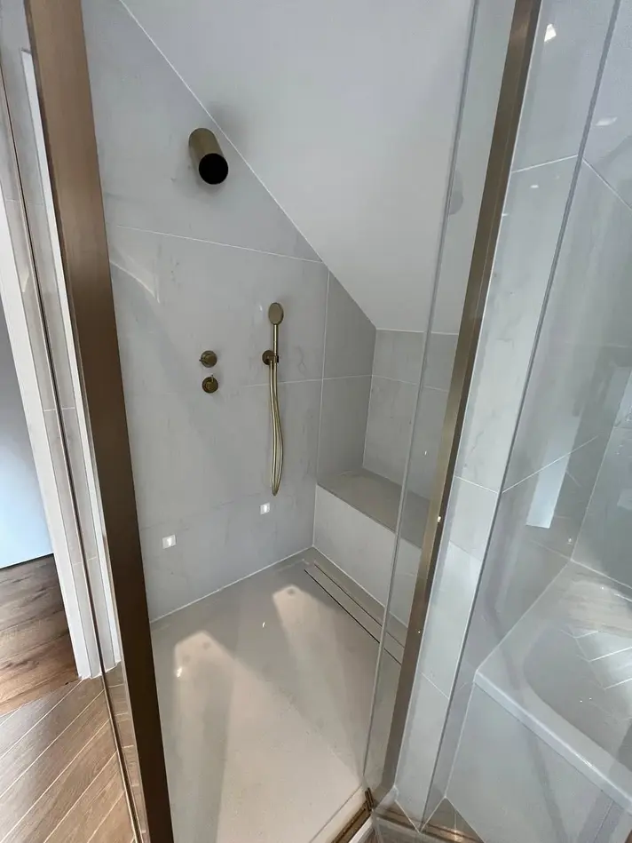 La nouvelle douche, avec sa robinetterie encastrée.
